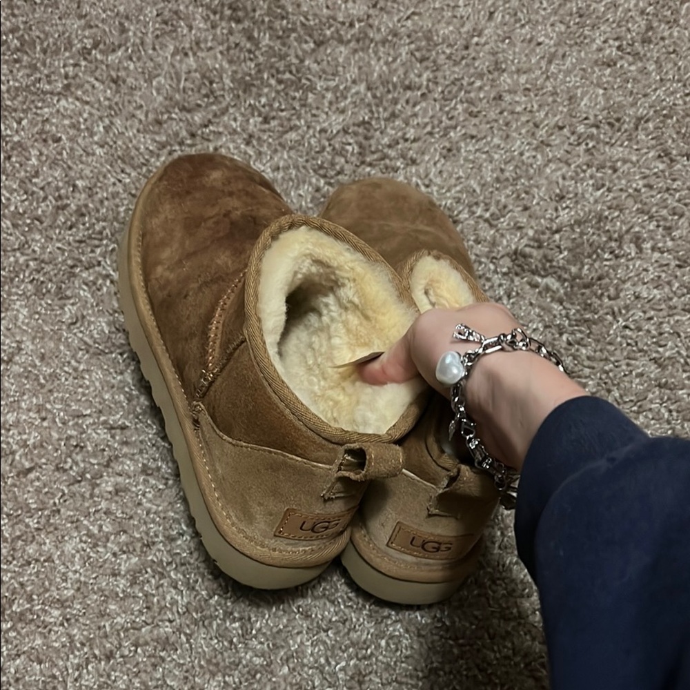 Women’s UGGS Size 8